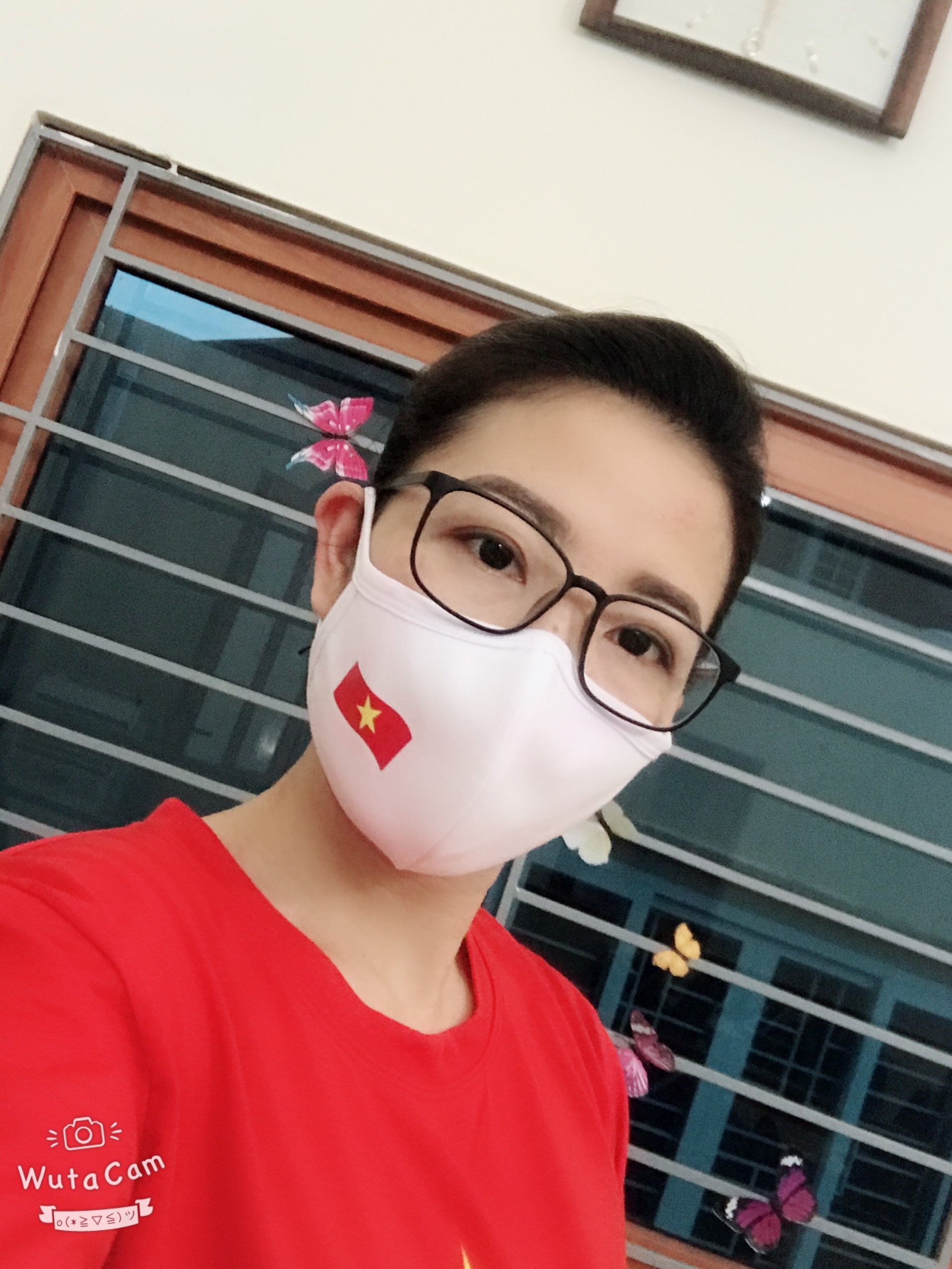 Chiếc khẩu trang gửi gắm tâm tình của người lao động chiec khau trang gui gam tam tinh cua nguoi lao dong