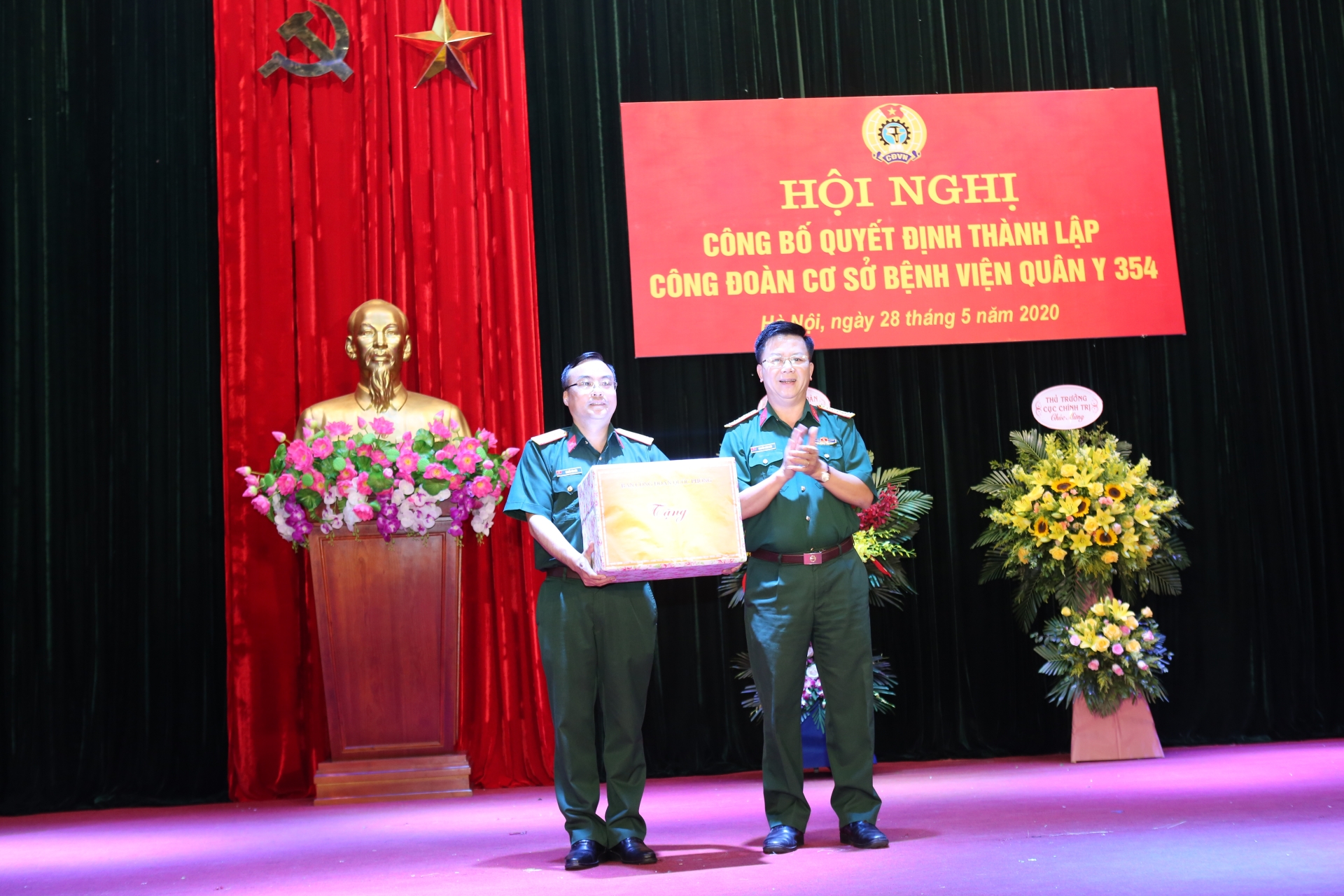 Thành lập mới công đoàn cơ sở trong Tháng Công nhân thanh lap moi cong doan co so trong thang cong nhan