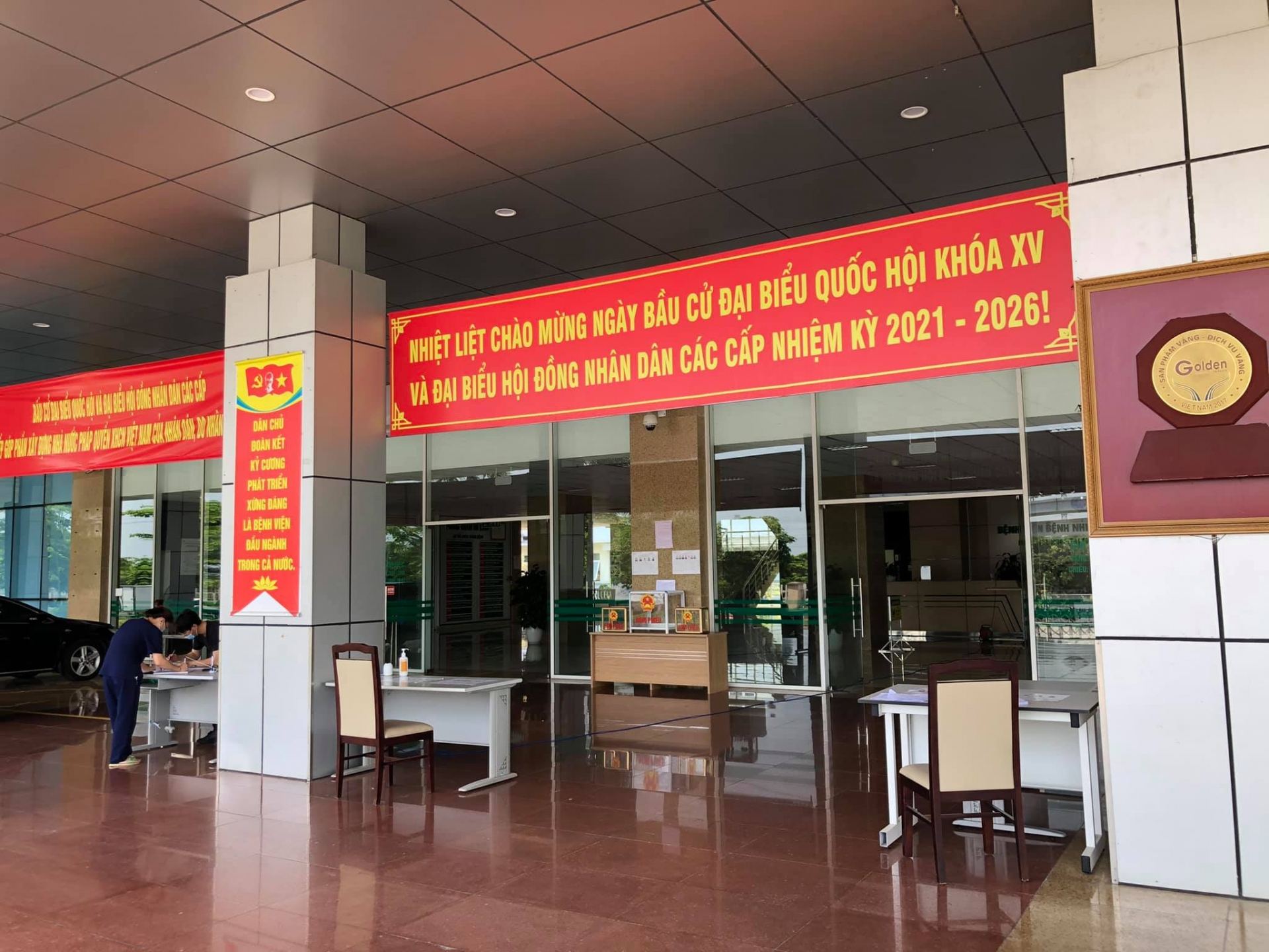 Chủ tịch Quốc hội: Xúc động hình ảnh y, bác sĩ vừa cầm lá phiếu, vừa phòng, chống dịch