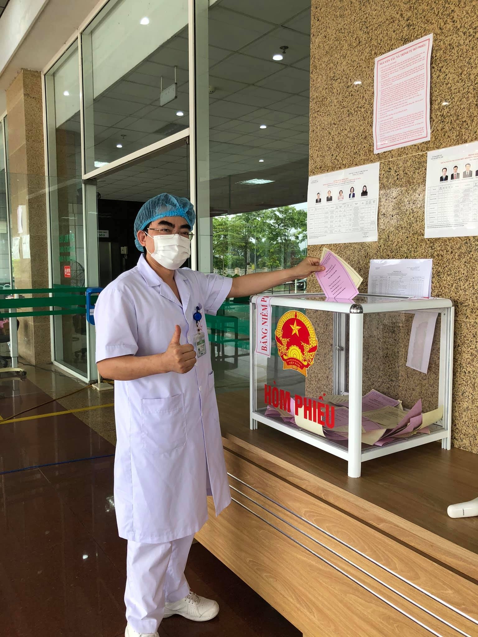 Chủ tịch Quốc hội: Xúc động hình ảnh y, bác sĩ vừa cầm lá phiếu, vừa phòng, chống dịch