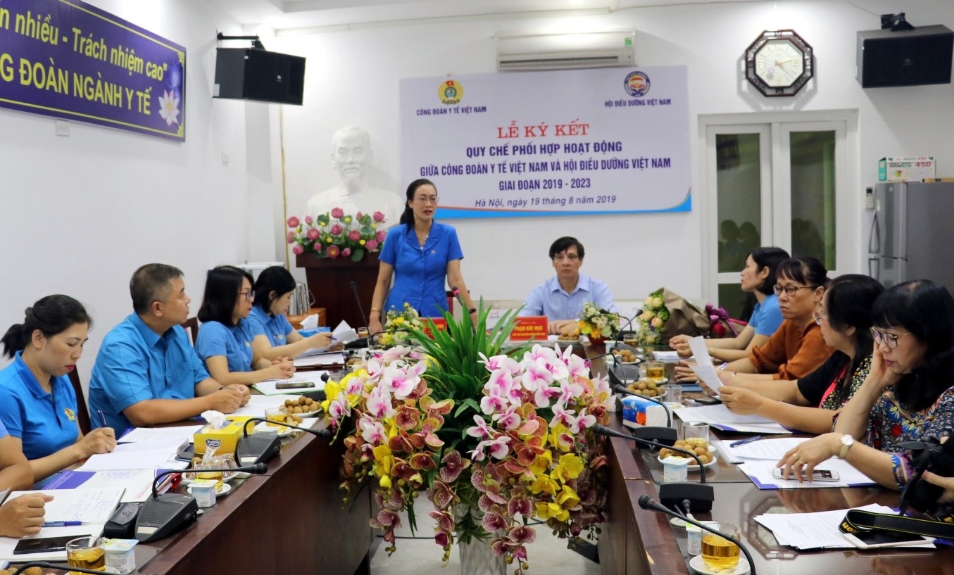 Làm không hết việc nhưng thu nhập của cán bộ, nhân viên y tế giảm do Covid-19 lam khong het viec nhung thu nhap cua can bo nhan vien y te giam do covid 19