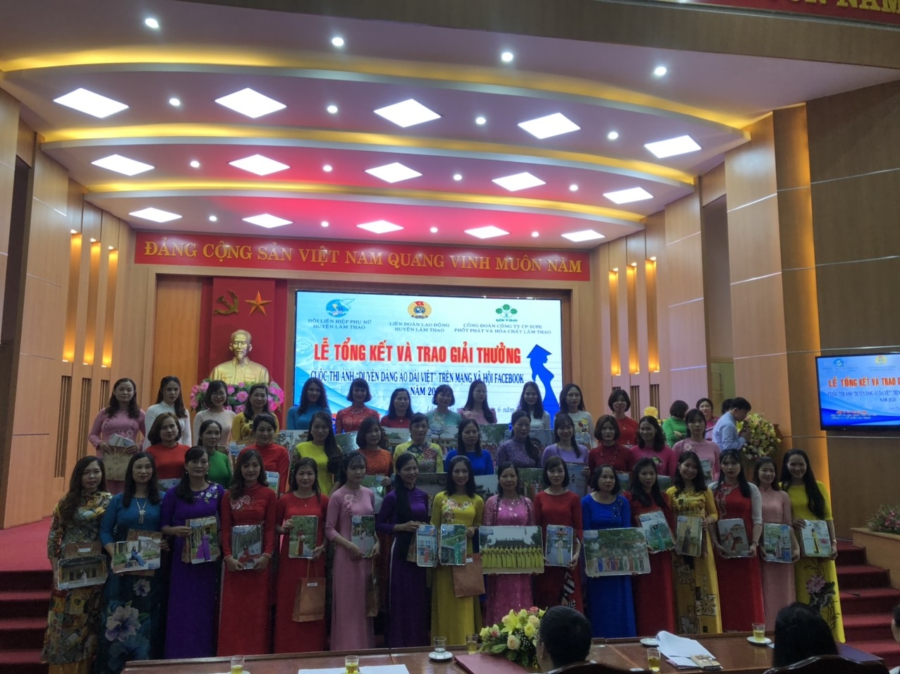 lam cho lao dong nu dep va duyen dang hon voi ao dai