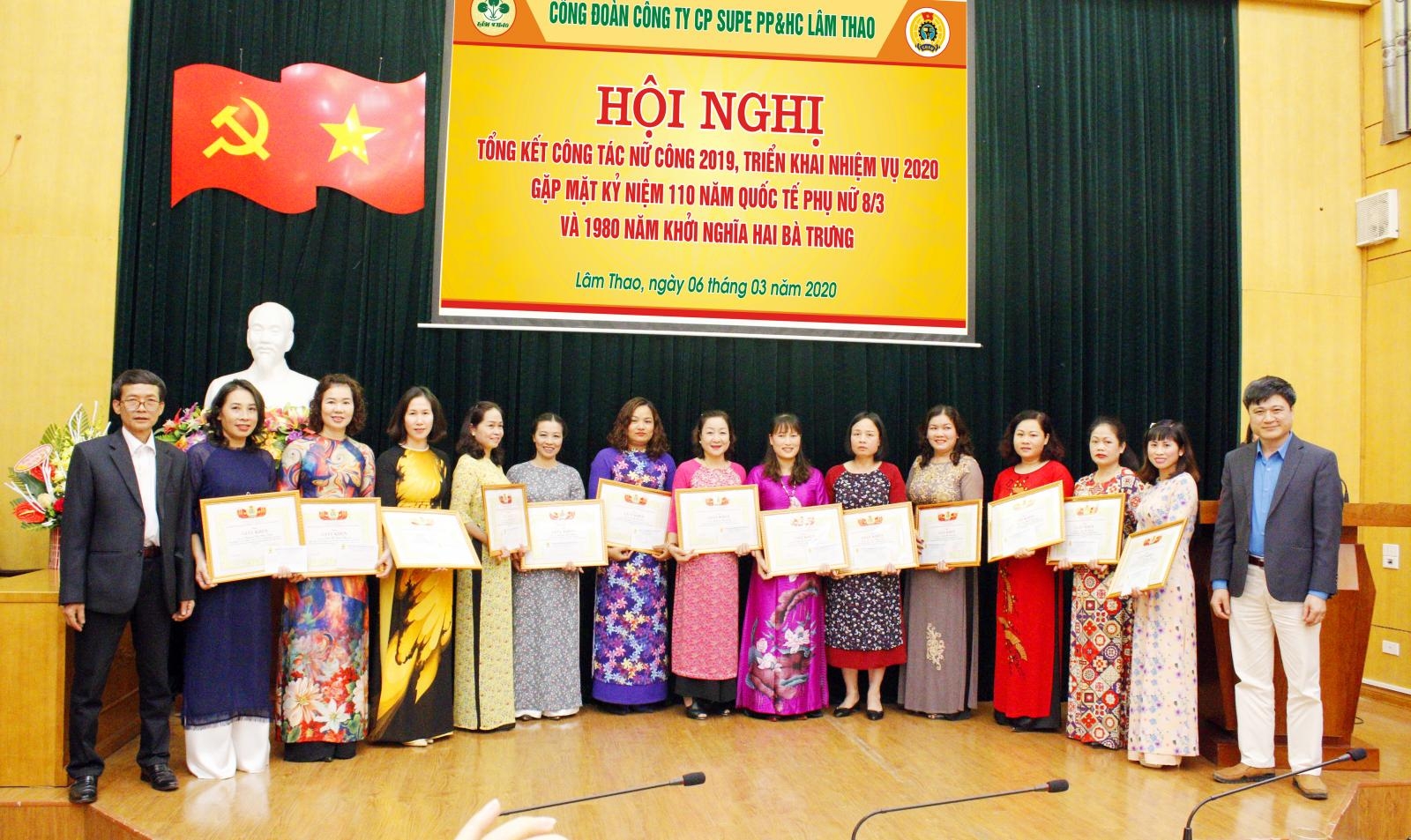 lam cho lao dong nu dep va duyen dang hon voi ao dai