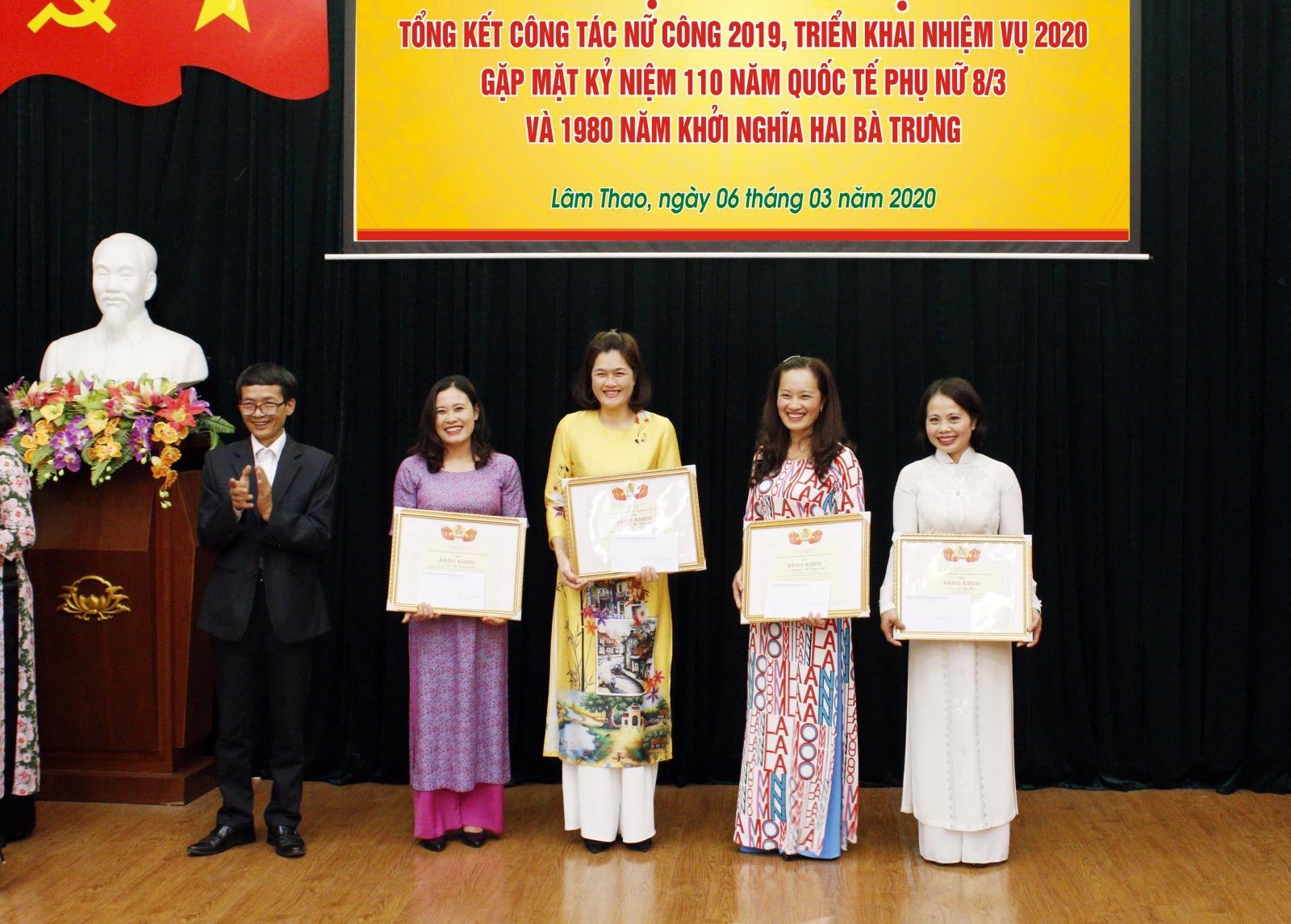 lam cho lao dong nu dep va duyen dang hon voi ao dai