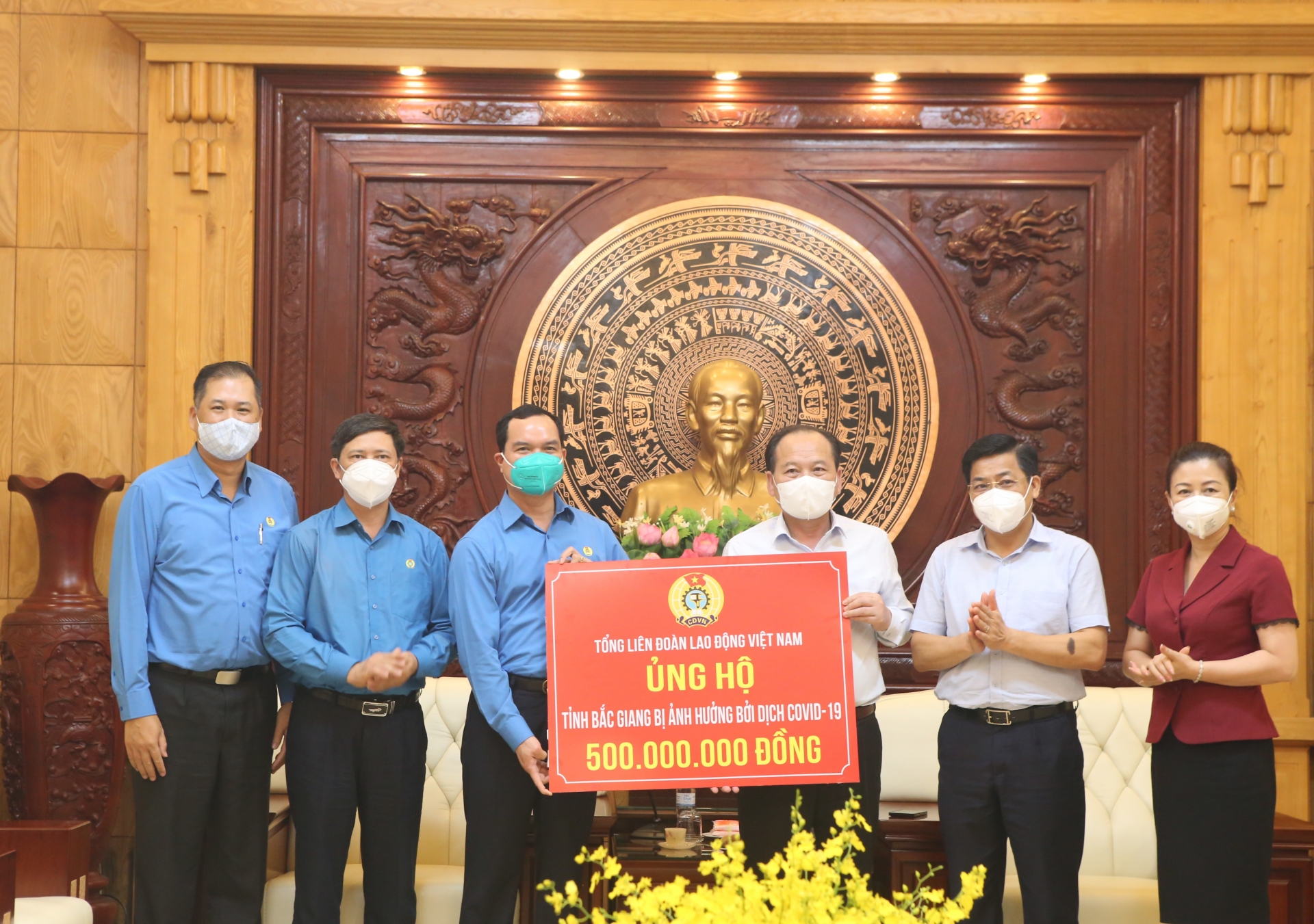 Chủ tịch Tổng LĐLĐ Việt Nam nắm bắt tình hình công nhân tỉnh Bắc Ninh và Bắc Giang