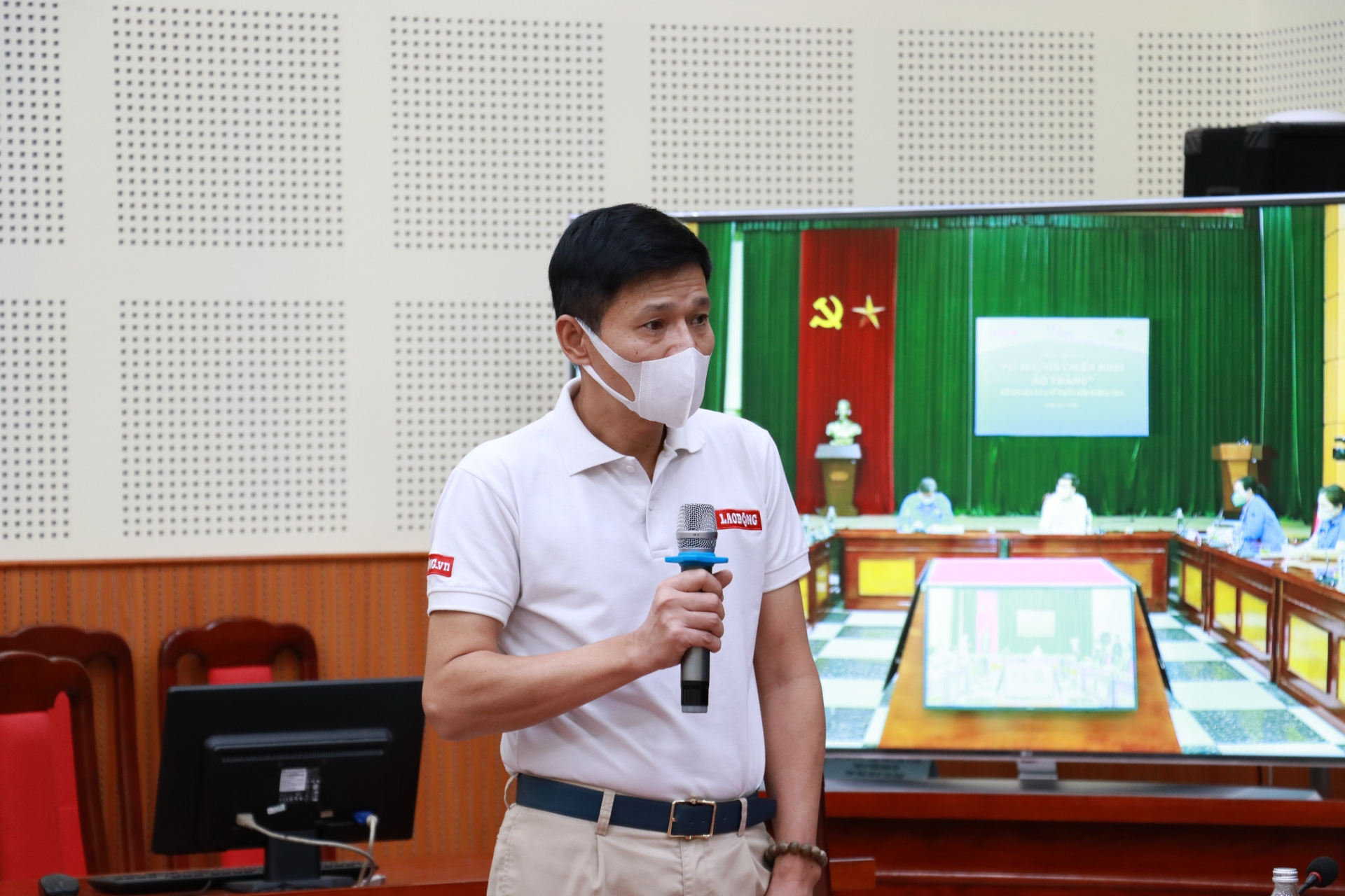 Tiếp nhận 500 triệu đồng hỗ trợ lực lượng y tế tuyến đầu chống dịch