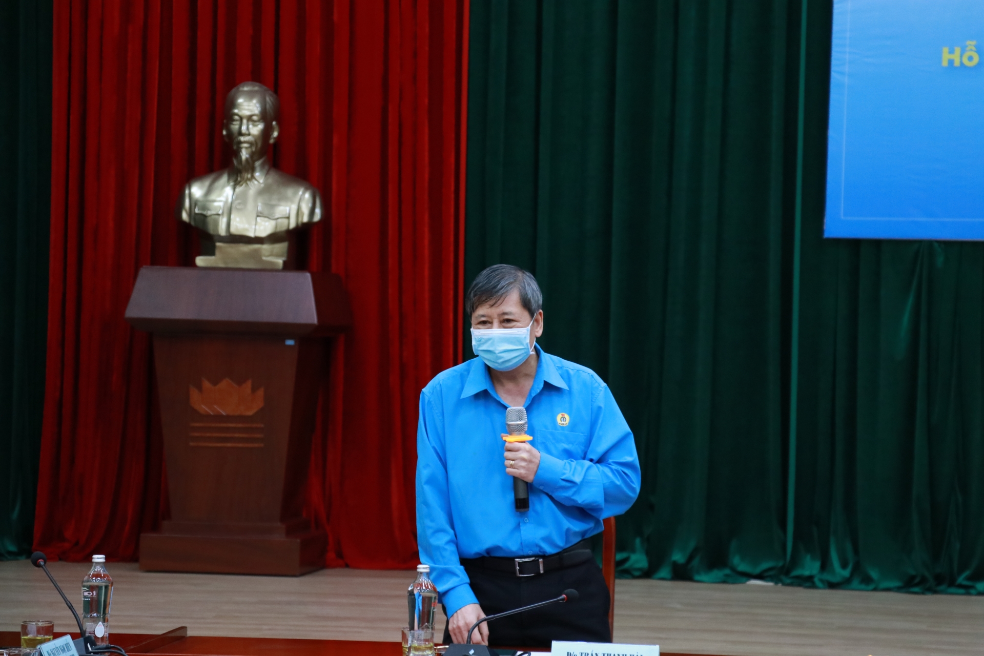 Tiếp nhận 500 triệu đồng hỗ trợ lực lượng y tế tuyến đầu chống dịch