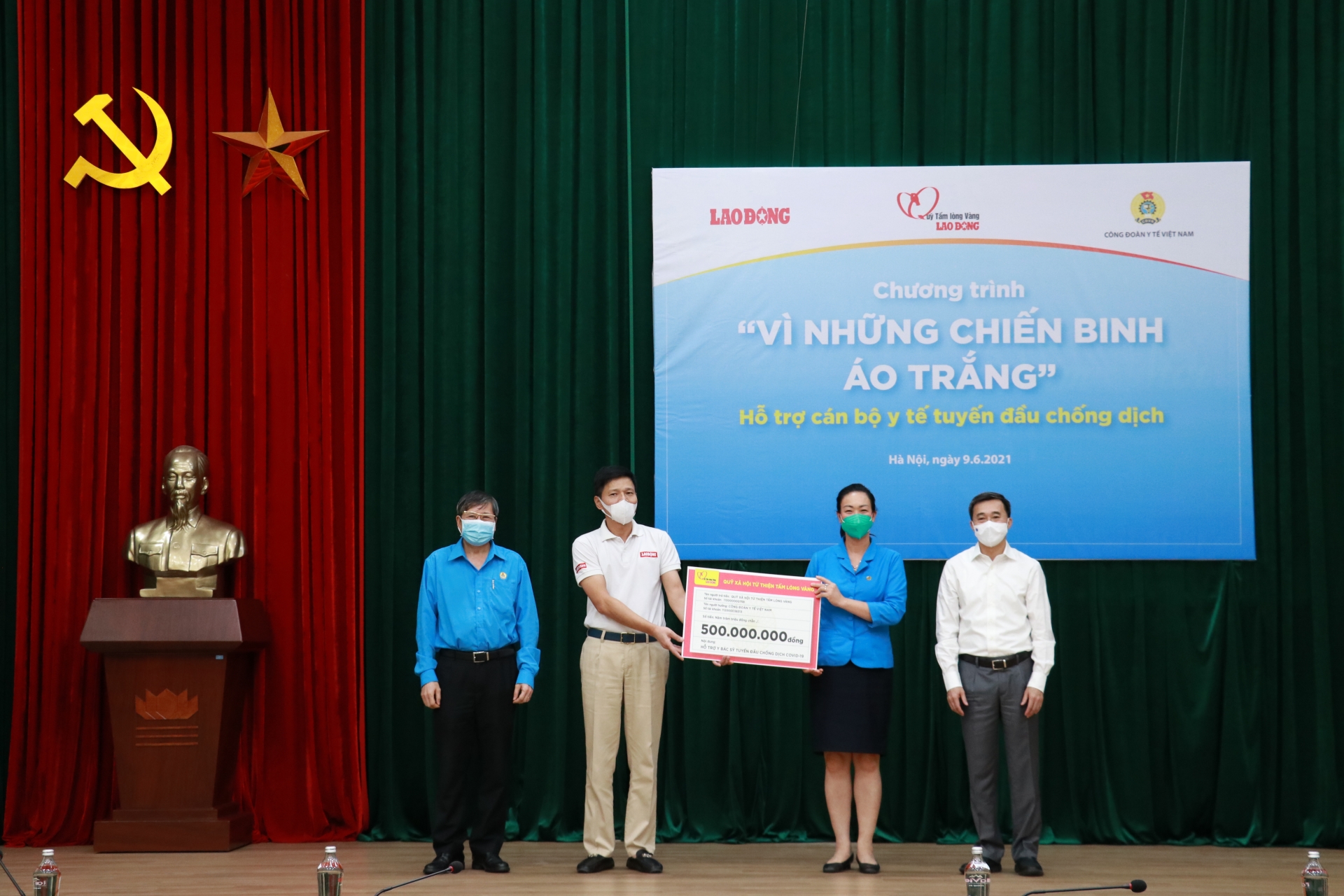 Tiếp nhận 500 triệu đồng hỗ trợ lực lượng y tế tuyến đầu chống dịch