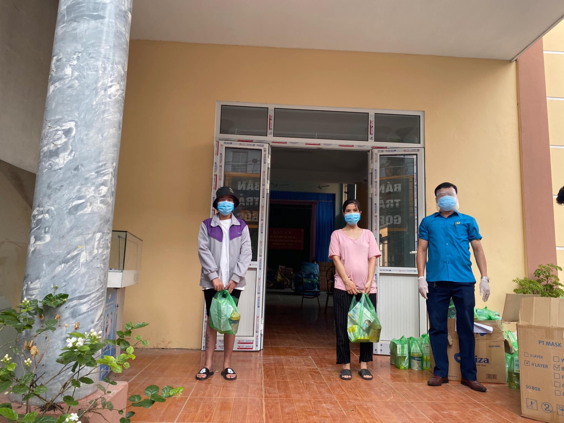 Công nhân Bắc Giang được phân luồng về quê hoặc trở lại nhà máy một cách an toàn Công nhân Bắc Giang được phân luồng về quê hoặc trở lại nhà máy một cách an toàn