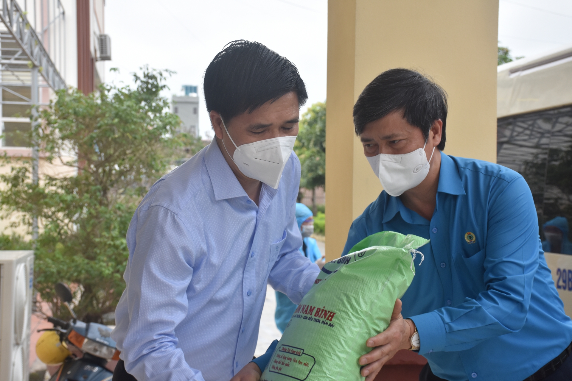 "Trong dịch bệnh, nhiều người lao động có hoàn cảnh rất đáng thương" "Trong dịch bệnh, nhiều người lao động có hoàn cảnh rất đáng thương"