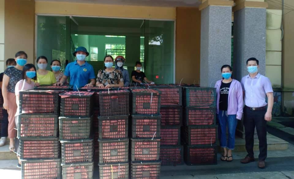 Vải thiều Lục Ngan có trong bữa ăn ca của lao động 3 miền Vải thiều Lục Ngan có trong bữa ăn ca của lao động 3 miền