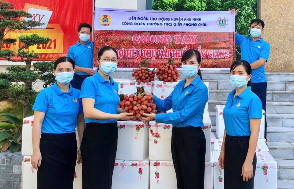 Vải thiều Lục Ngan có trong bữa ăn ca của lao động 3 miền Vải thiều Lục Ngan có trong bữa ăn ca của lao động 3 miền