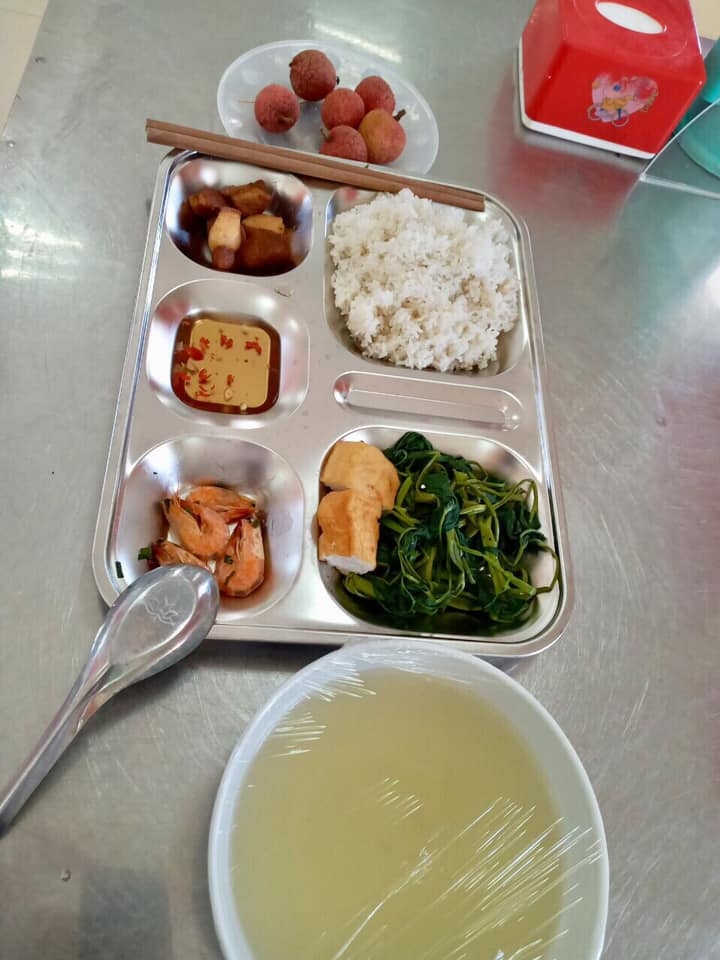 Vải thiều Lục Ngan có trong bữa ăn ca của lao động 3 miền Vải thiều Lục Ngan có trong bữa ăn ca của lao động 3 miền