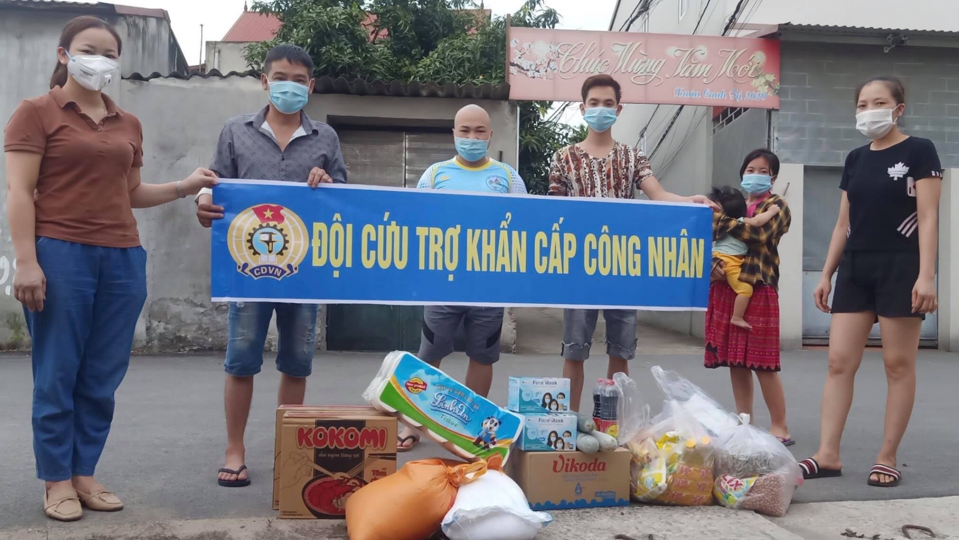 “Cháy máy”, “bỏng da” để cứu trợ công nhân khỏi thiếu đói vì dịch bệnh