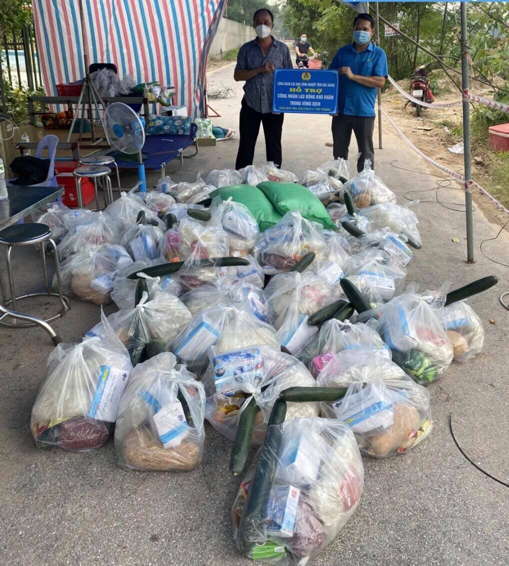 “Cháy máy”, “bỏng da” để cứu trợ công nhân khỏi thiếu đói vì dịch bệnh