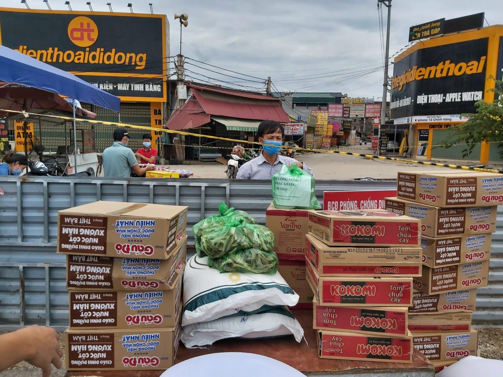 “Cháy máy”, “bỏng da” để cứu trợ công nhân khỏi thiếu đói vì dịch bệnh