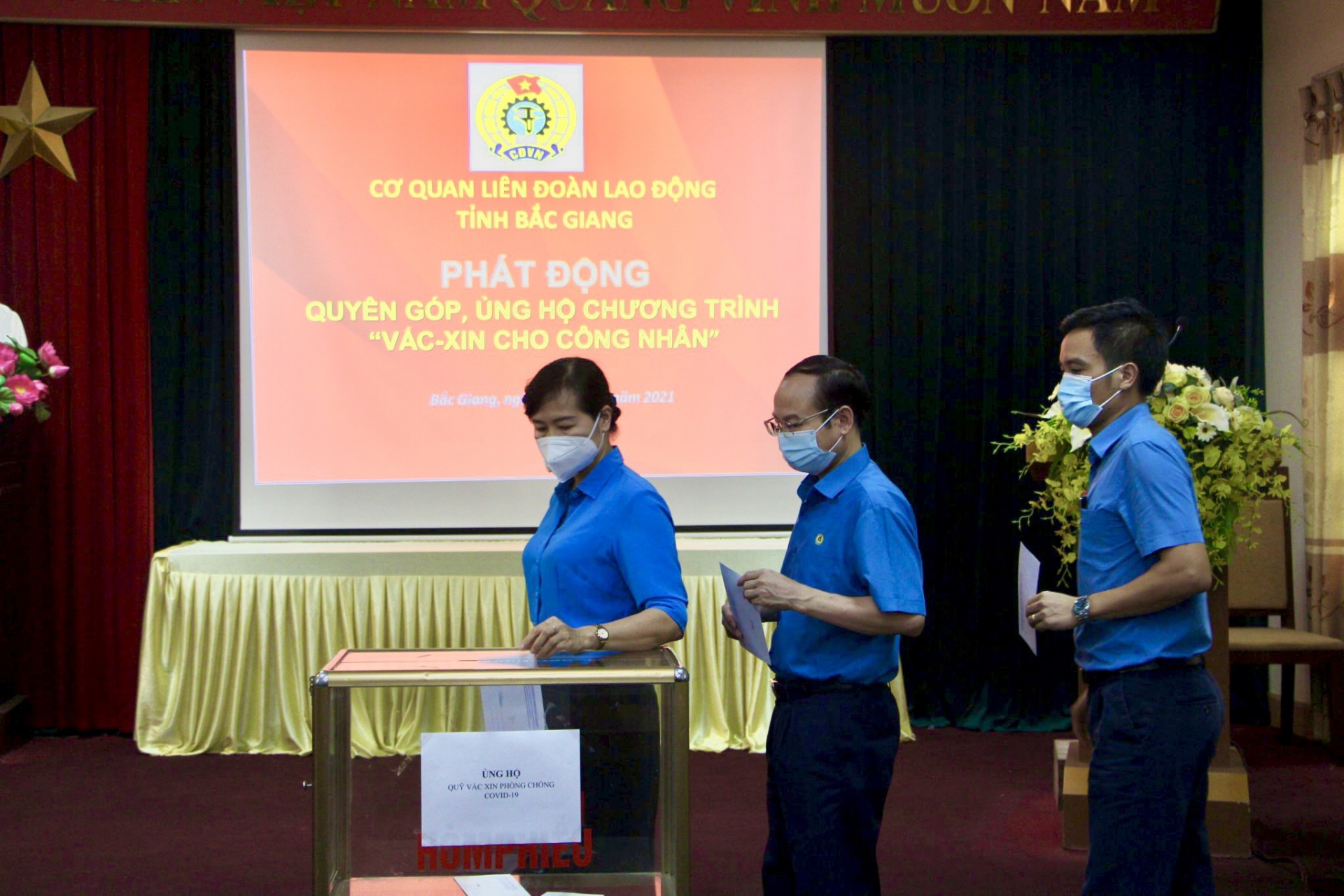 “Cháy máy”, “bỏng da” để cứu trợ công nhân khỏi thiếu đói vì dịch bệnh