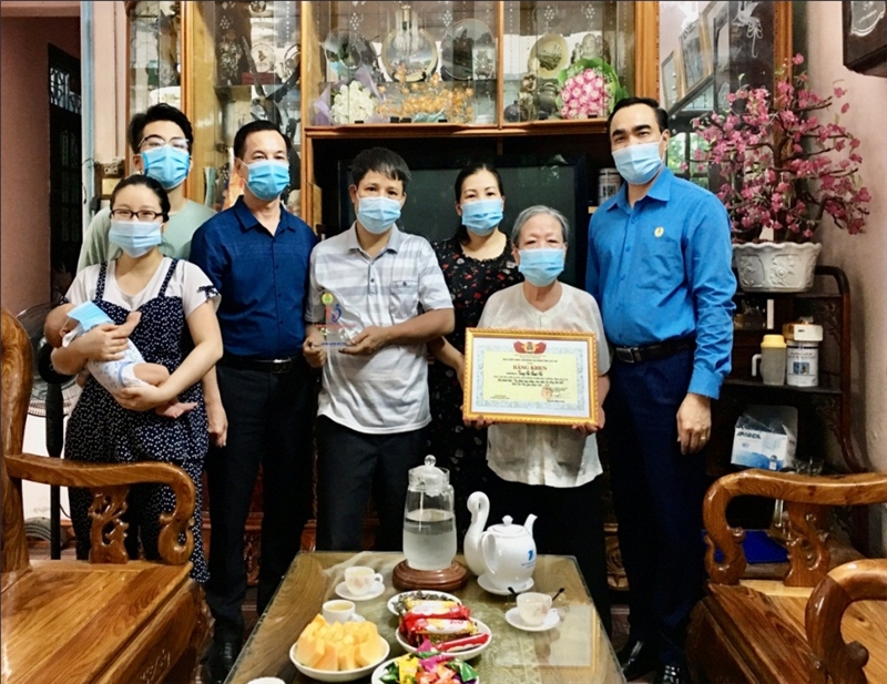 Trao thưởng cho các gia đình CNVCLĐ tiêu biểu giai đoạn 2016 -2020