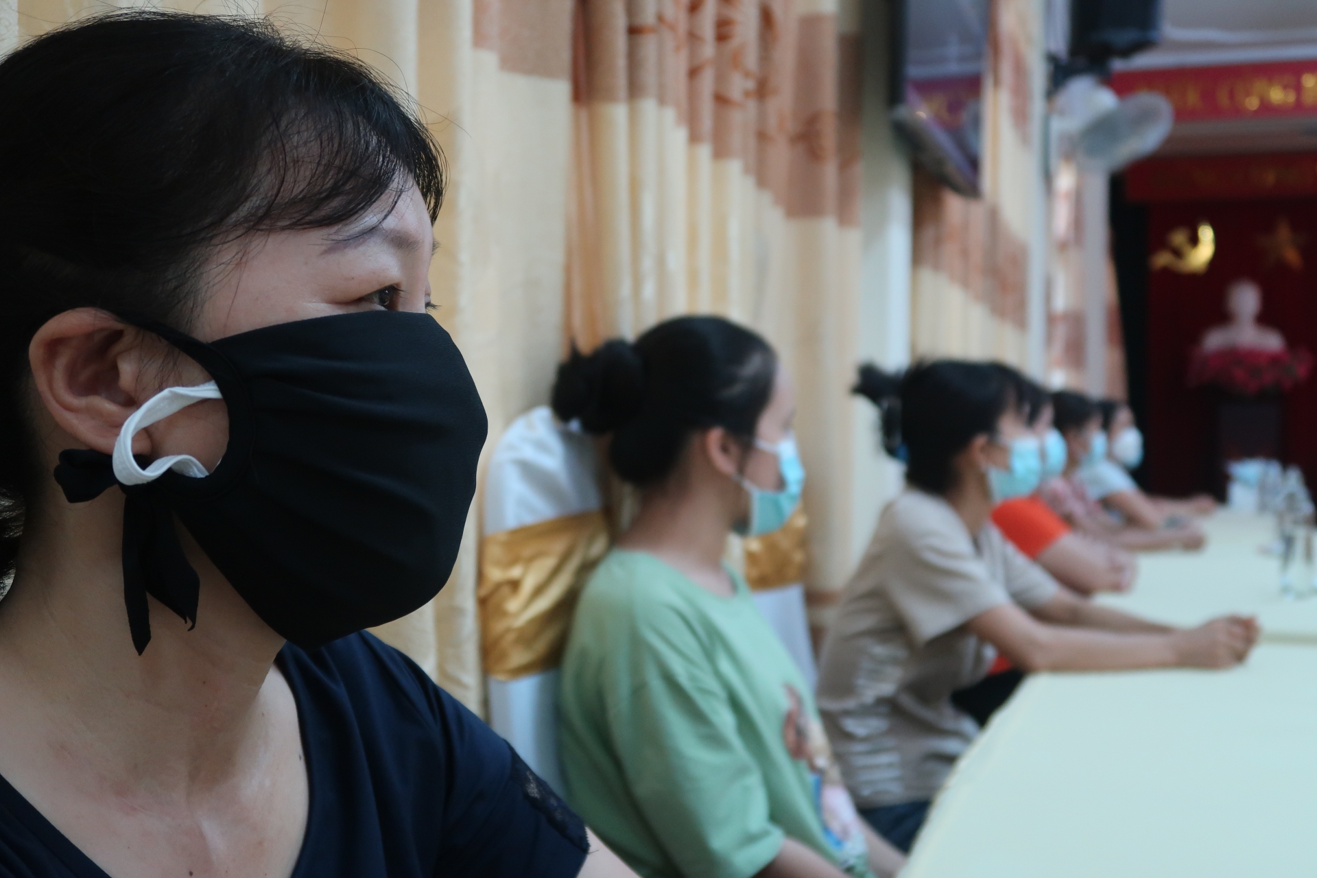 Nhọc nhằn cuộc đời nữ công nhân dùng chân làm giá đỡ cho cánh tay Nhọc nhằn cuộc đời nữ công nhân dùng chân làm giá đỡ cho cánh tay