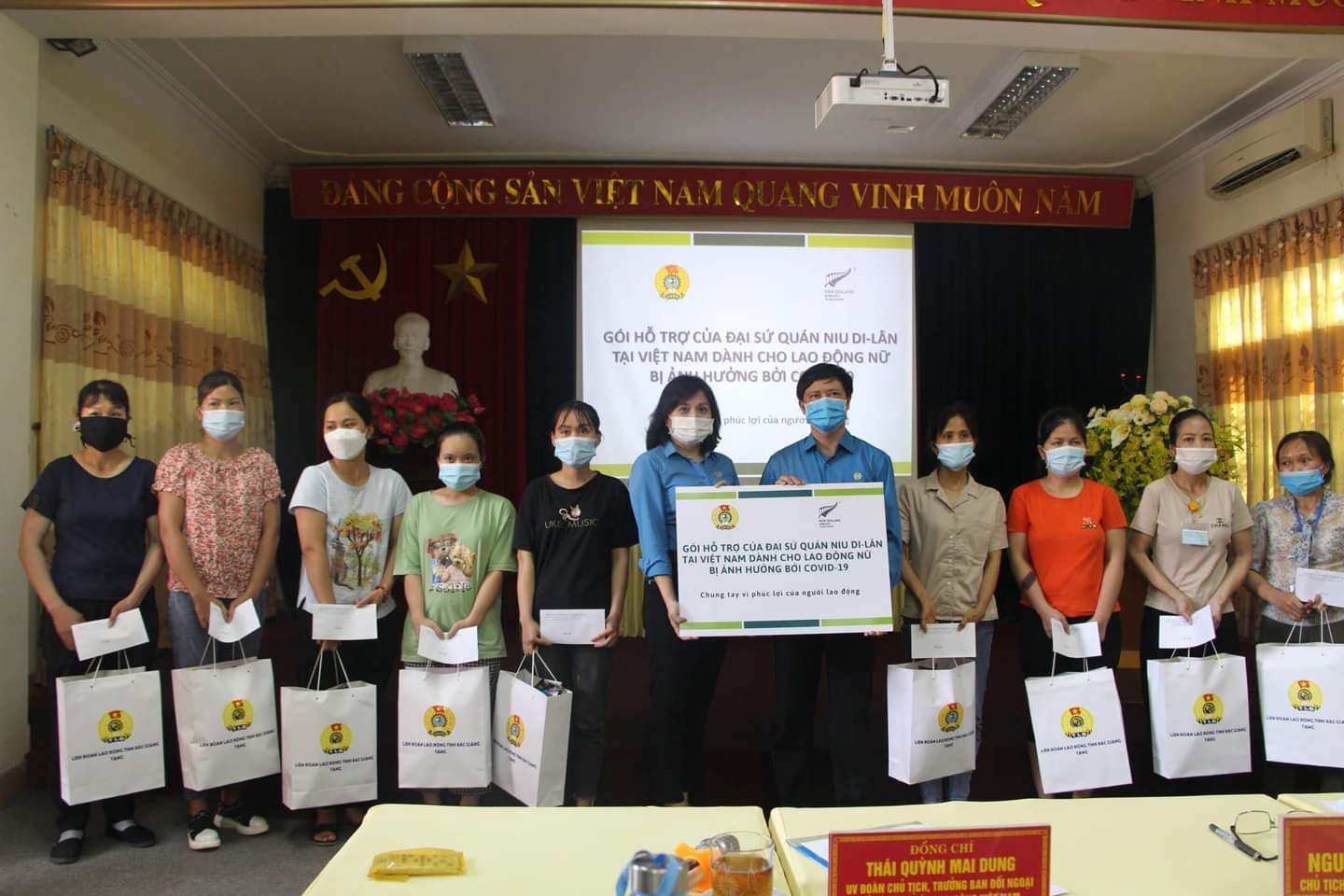 Nhọc nhằn cuộc đời nữ công nhân dùng chân làm giá đỡ cho cánh tay Nhọc nhằn cuộc đời nữ công nhân dùng chân làm giá đỡ cho cánh tay