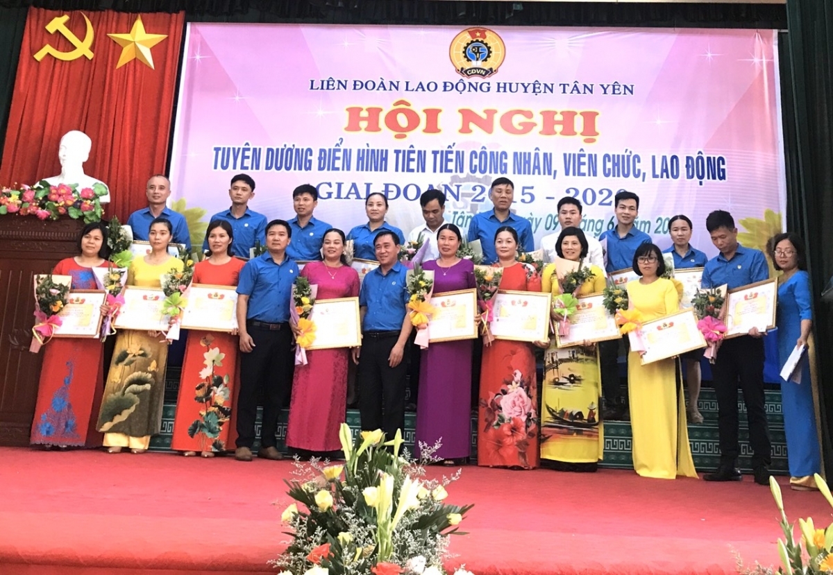 “Tắt điện” nhà xưởng để công nhân lao động nghe phổ biến pháp luật tat dien nha xuong de cong nhan lao dong nghe pho bien phap luat