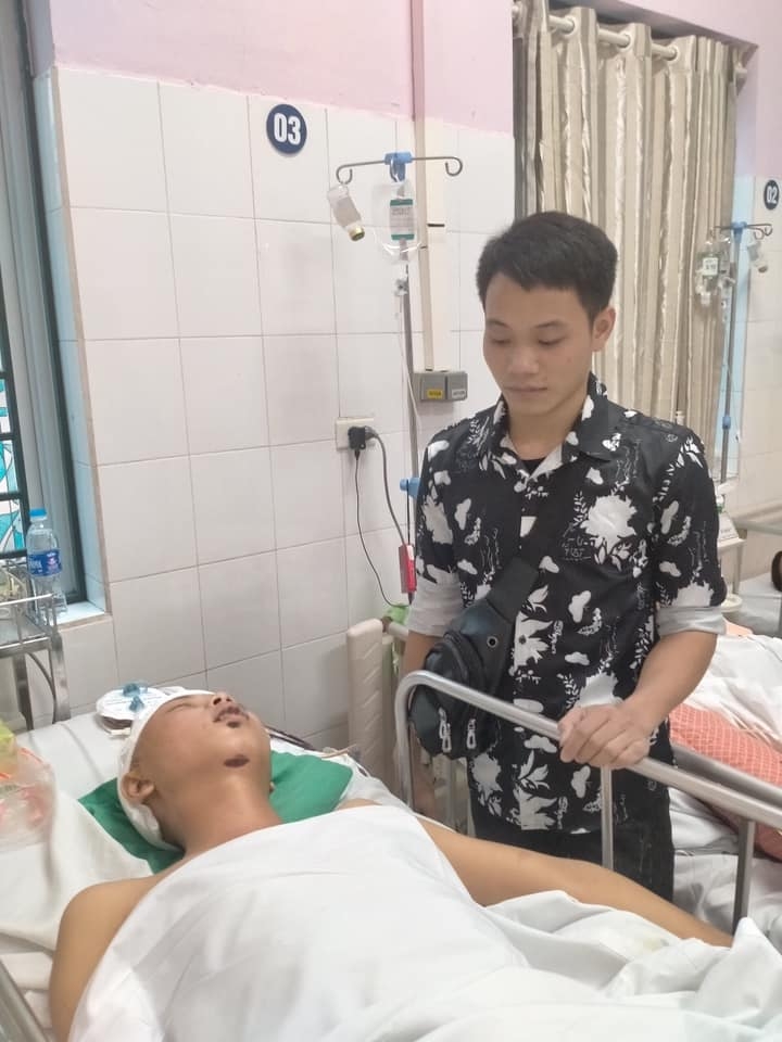 Ngỡ ngàng cha nghèo biết con đi làm công nhân bị tai nạn qua… facebook ngo ngang cha ngheo biet con di lam cong nhan bi tai nan qua facebook