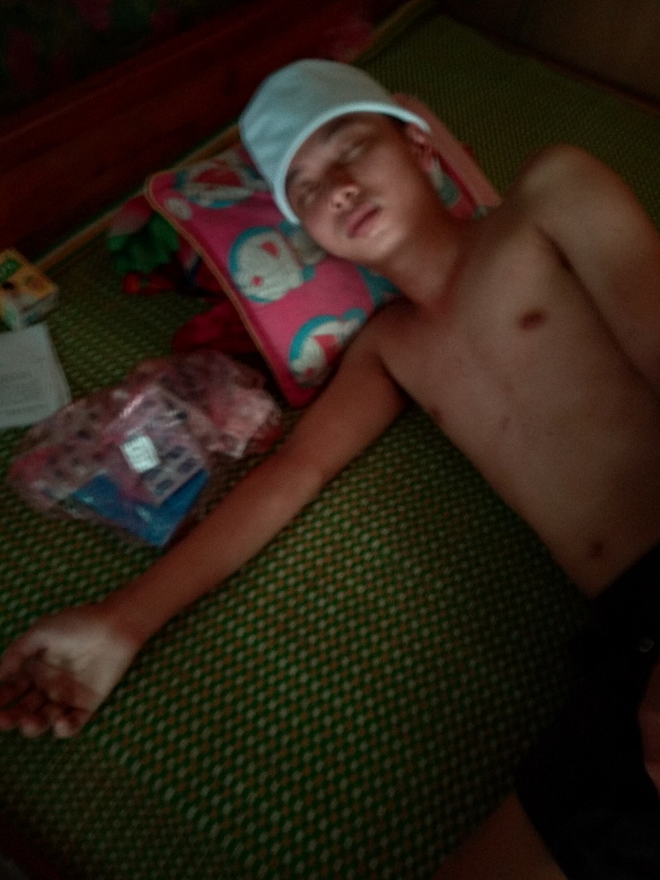 Ngỡ ngàng cha nghèo biết con đi làm công nhân bị tai nạn qua… facebook ngo ngang cha ngheo biet con di lam cong nhan bi tai nan qua facebook