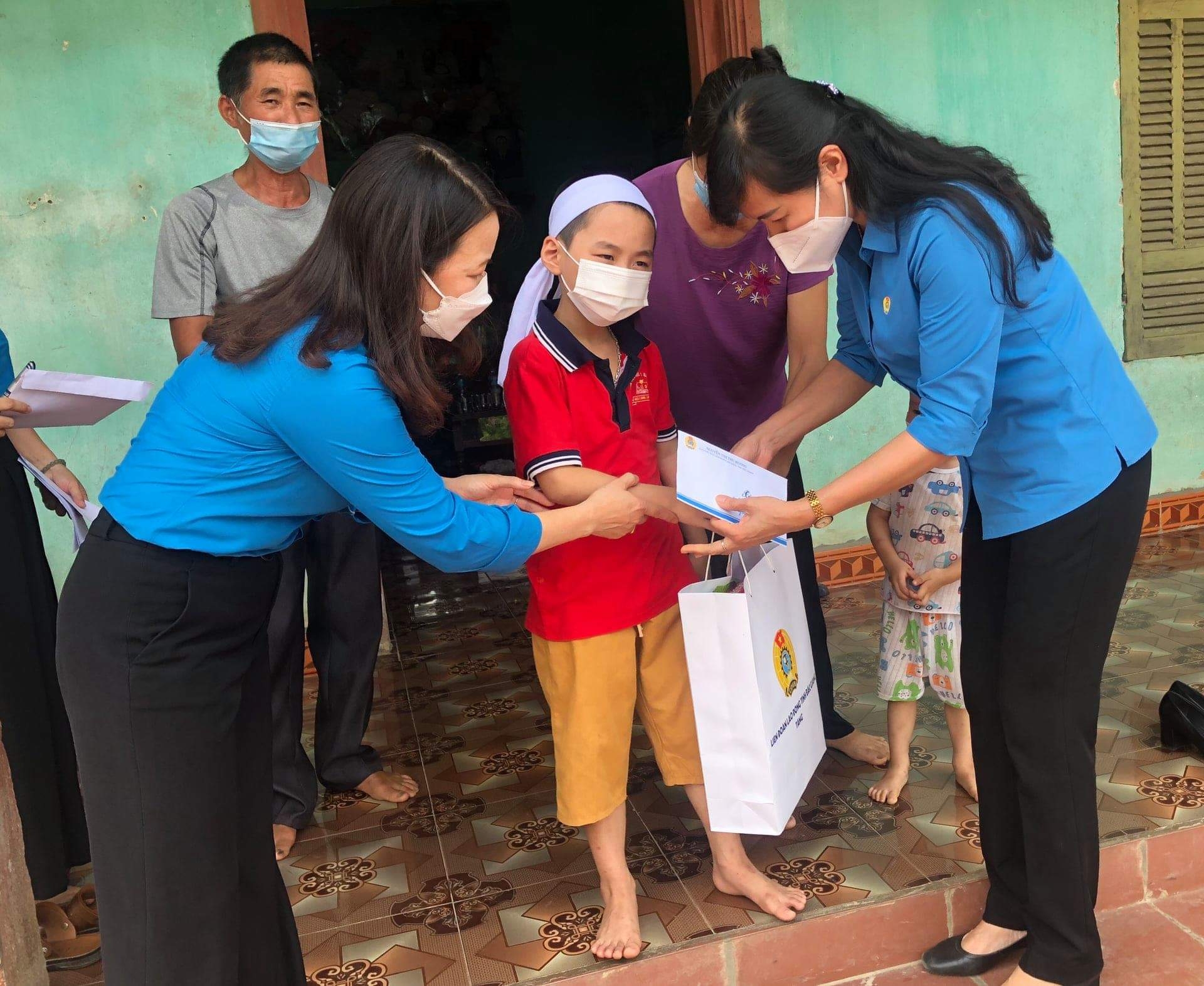 Con trai nữ công nhân tử vong do Covid-19 nhận được hàng trăm triệu đồng tiền hỗ trợ