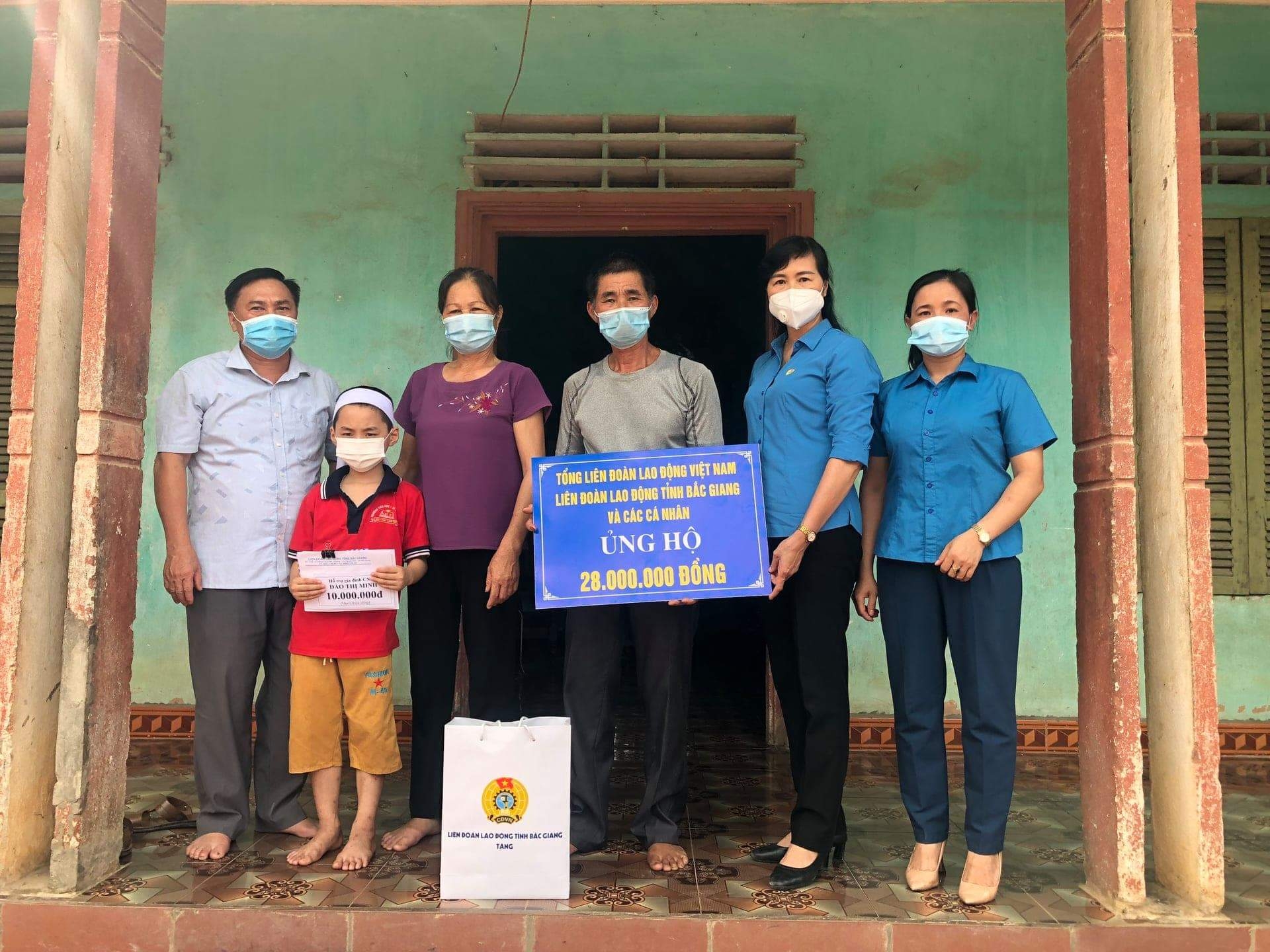 Con trai nữ công nhân tử vong do Covid-19 nhận được hàng trăm triệu đồng tiền hỗ trợ