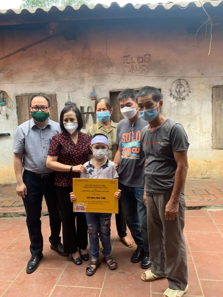 Con trai nữ công nhân tử vong do Covid-19 nhận được hàng trăm triệu đồng tiền hỗ trợ