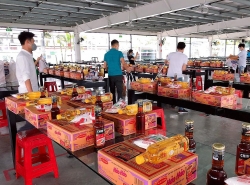 Người lao động đi chợ online trong nhà máy