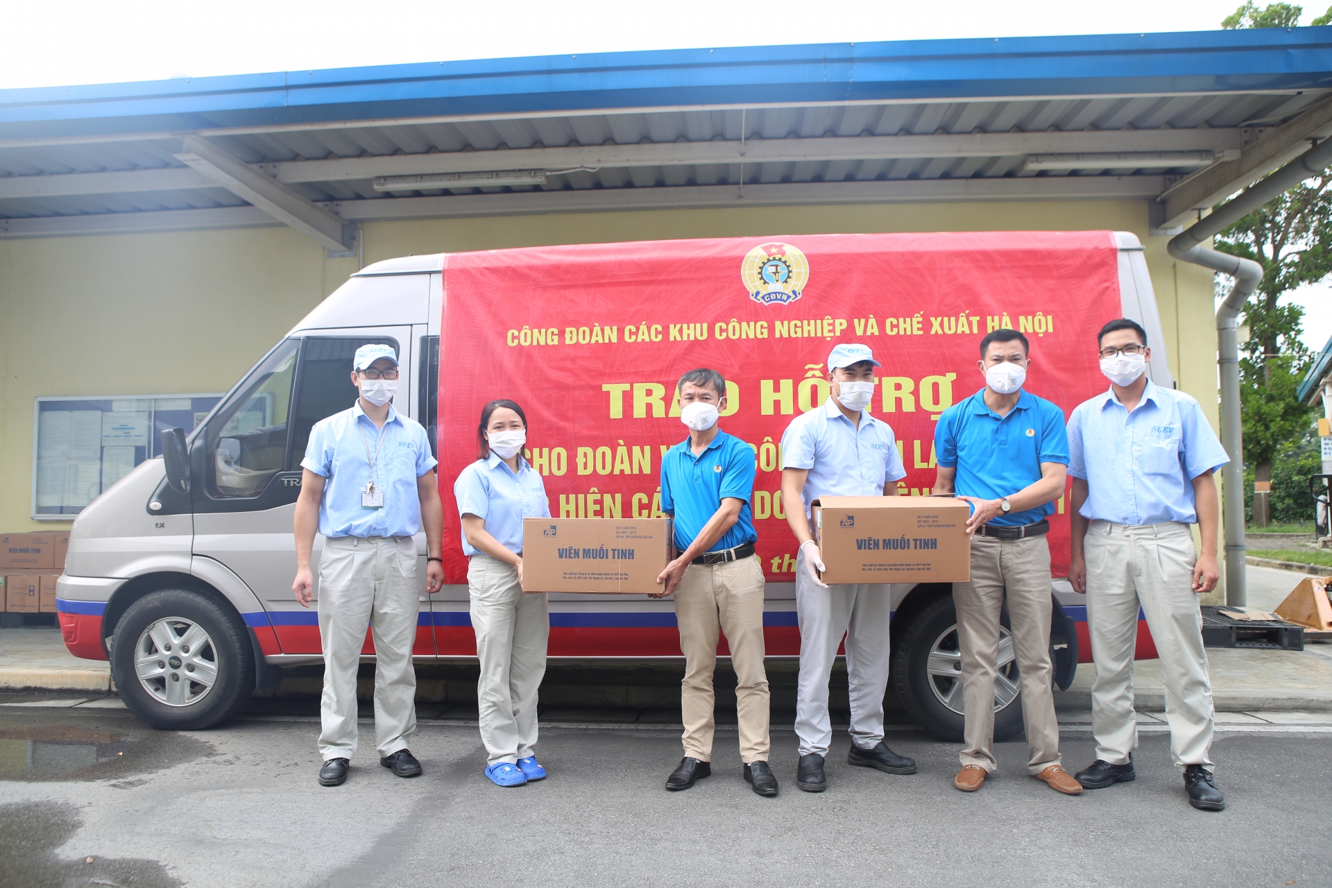 Tặng hơn 3.000 lọ viên muối tinh cho người lao động trong khu cách ly Tặng hơn 3.000 lọ viên muối tinh cho người lao động trong khu cách ly