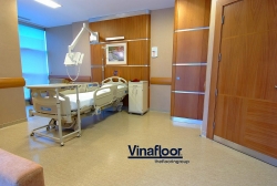 Học sinh, công nhân, bệnh nhân an toàn hơn trên sàn nhựa giả gỗ Vynl này