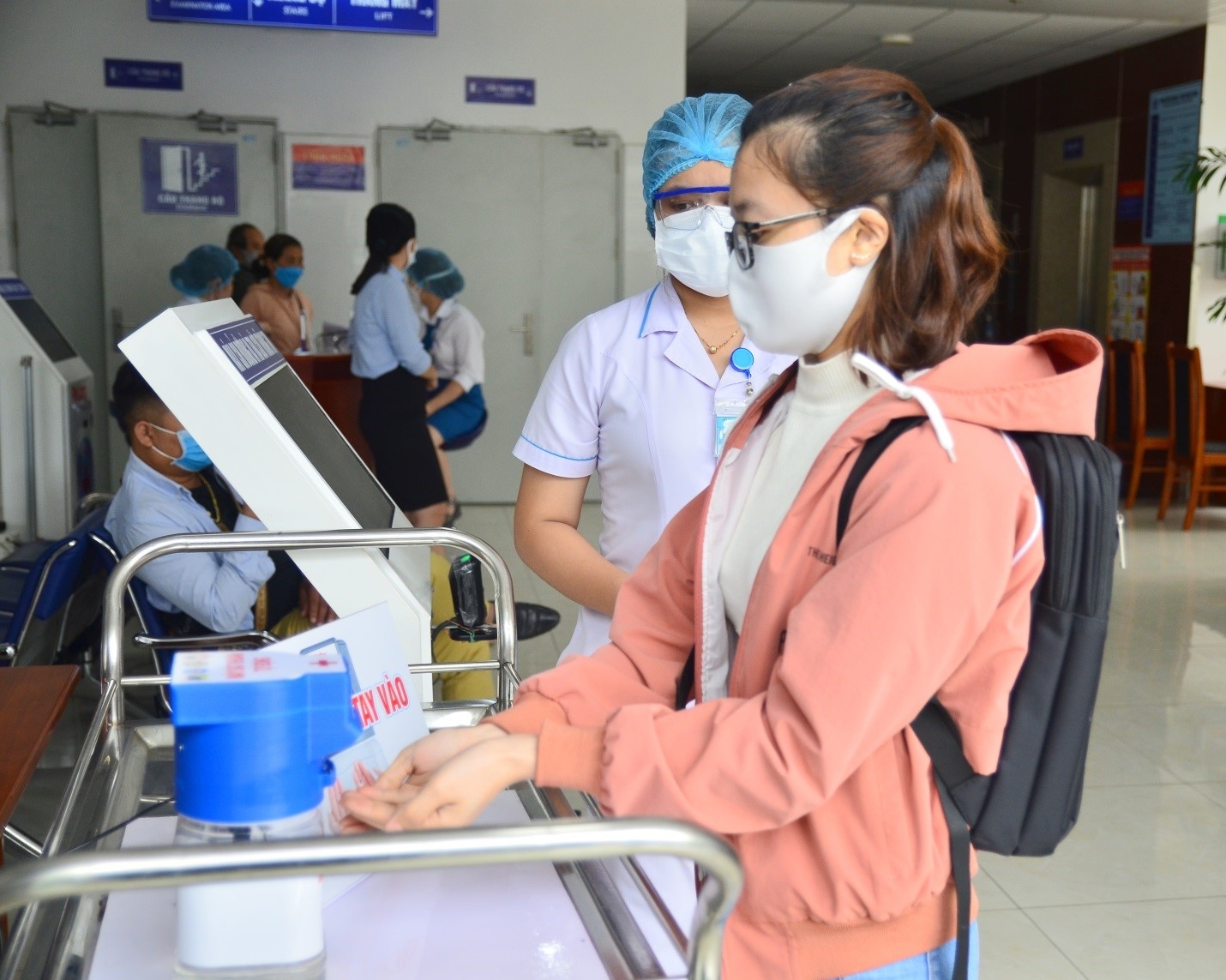 Bệnh viện Đà Nẵng hướng dẫn người dân thực hiện sát khuẩn, rửa tay. Ảnh: BV 3328 vs2