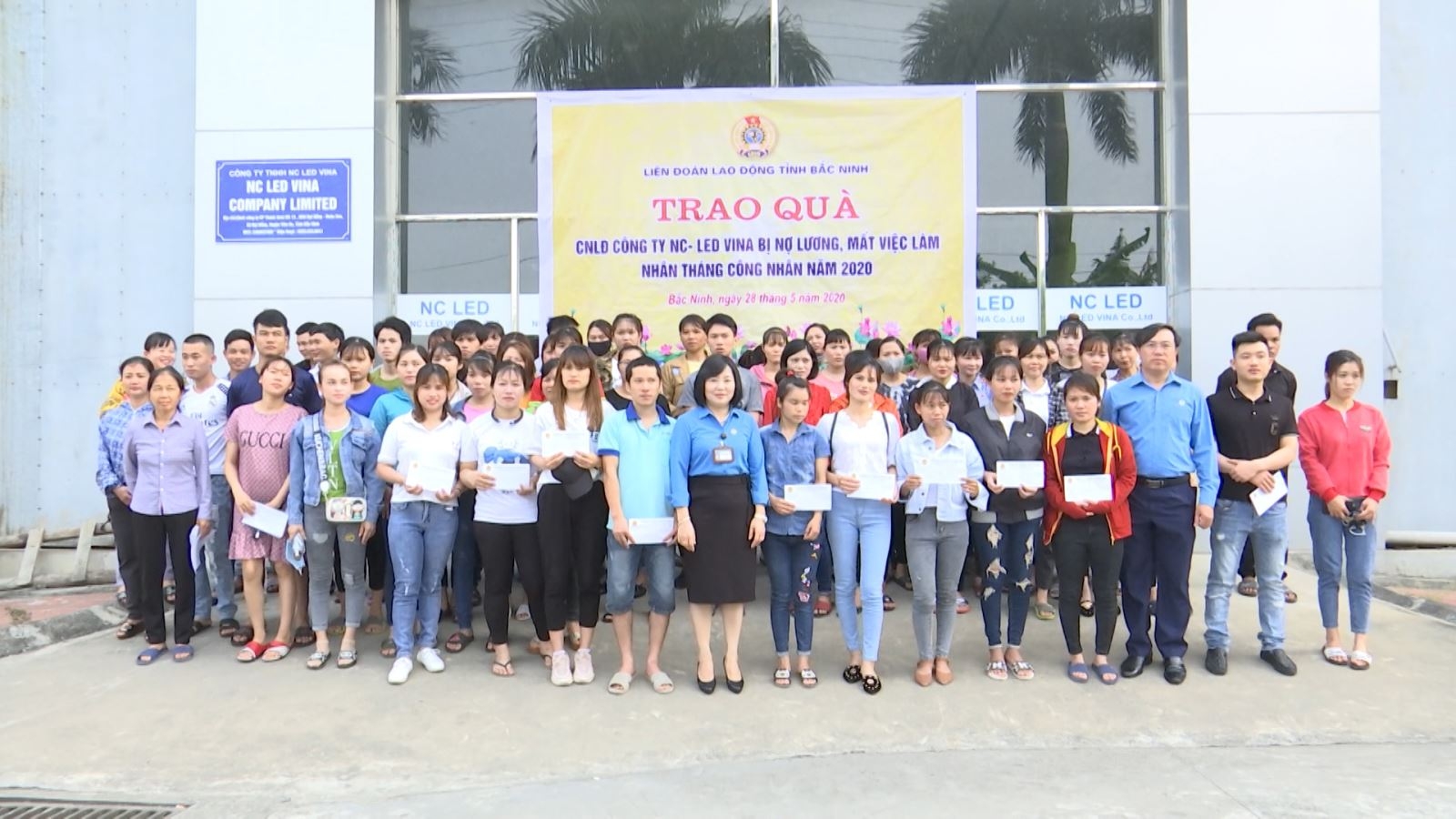 Liên đoàn Lao động tỉnh Bắc Ninh hỗ trợ công nhân lao động Công ty TNHH NC Led Vina bị mất việc làm. Ảnh: ST 1749 trao qua