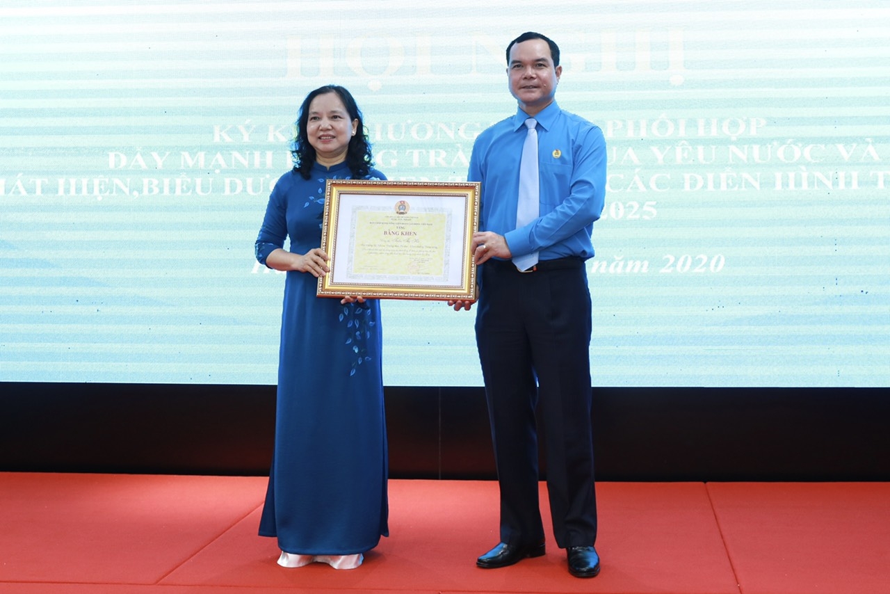 Đồng chí Nguyễn Đình Khang - Ủy viên Trung ương Đảng, Chủ tịch Tổng Liên đoàn Lao động Việt Nam trao Bằng khen của Ban Chấp hành Tổng Liên đoàn Lao động Việt Nam cho đồng chí Trần Thị Hà - Nguyên Thứ trưởng Bộ Nội vụ, Nguyên Trưởng ban Thi đua khen thưởng Trung ương vì đã có nhiều đóng góp cho phong trào thi đua yêu nước trong công nhân, viên chức, lao động 2410 z2022970909951 a7077c3c6713c7416ef828a5d46f69ae