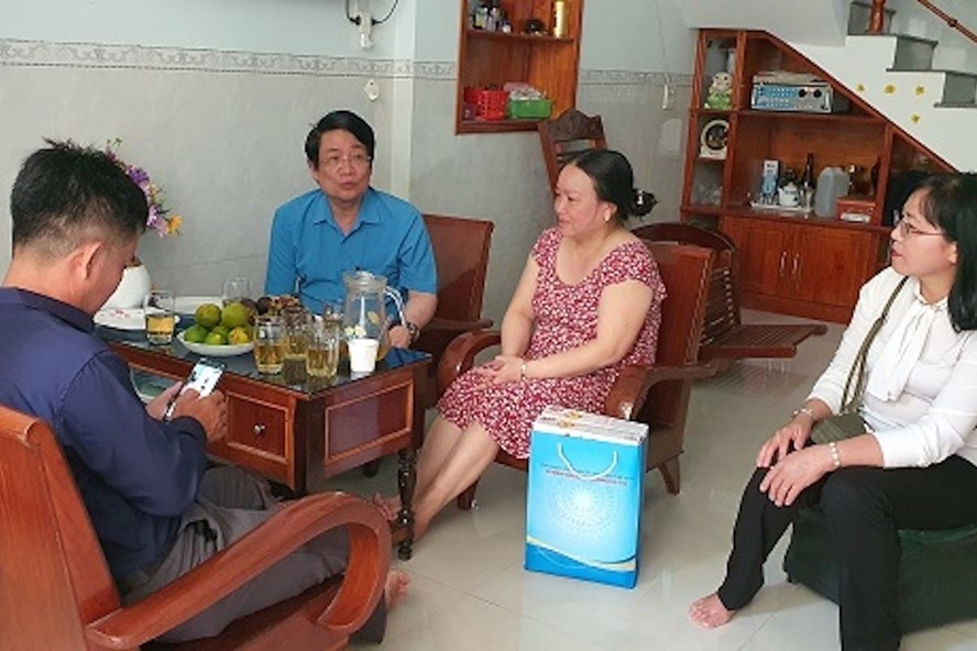 Đồng chí Lê Phan Linh - Chủ tịch Công đoàn Tổng Công ty Hàng hải Việt Nam - động viên gia đình đoàn viên 3818 dioxin