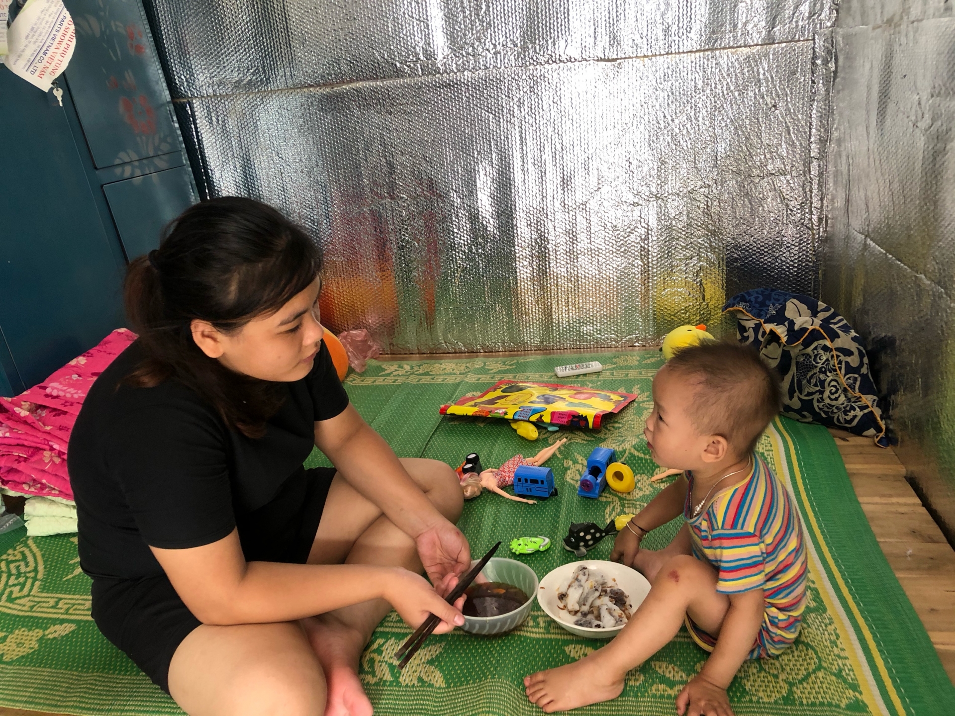 Công nhân ở trọ tại khu công nghiệp Bắc Thăng Long. Ảnh: Hồng Nhung 0148 z2008527850441 9da778661db5afaa6c52dd0e4ce8a590