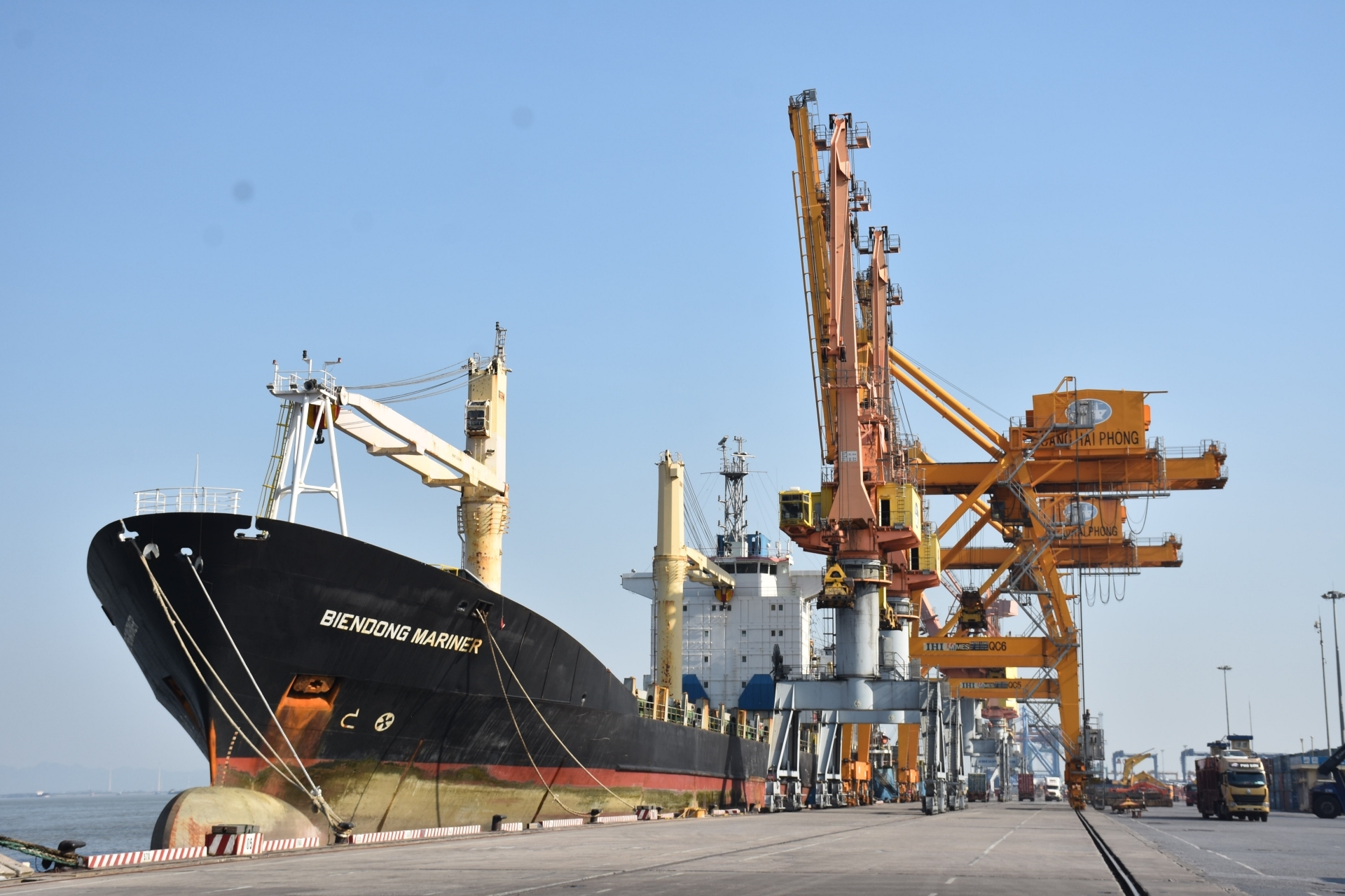 Xếp dỡ hàng hóa tại cảng là công việc đòi hỏi yêu cầu huấn luyện an toàn lao động. Ảnh: T.H 5821 5138 cong nhan cang hai phong 1