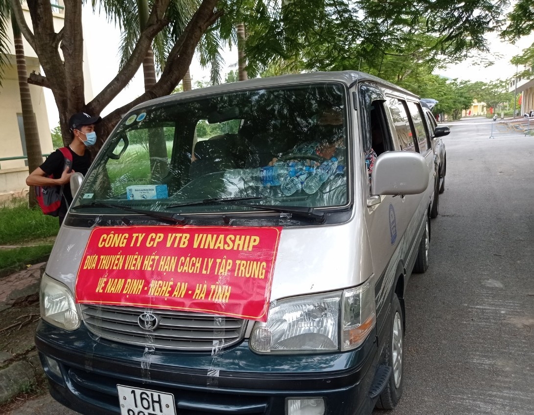 Người vui sau cùng trên chuyến xe đưa thuyền viên trở về nhà Người vui sau cùng trên chuyến xe đưa thuyền viên trở về nhà