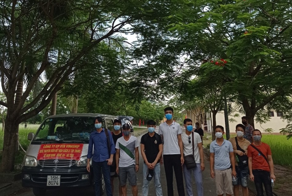 Người vui sau cùng trên chuyến xe đưa thuyền viên trở về nhà Người vui sau cùng trên chuyến xe đưa thuyền viên trở về nhà