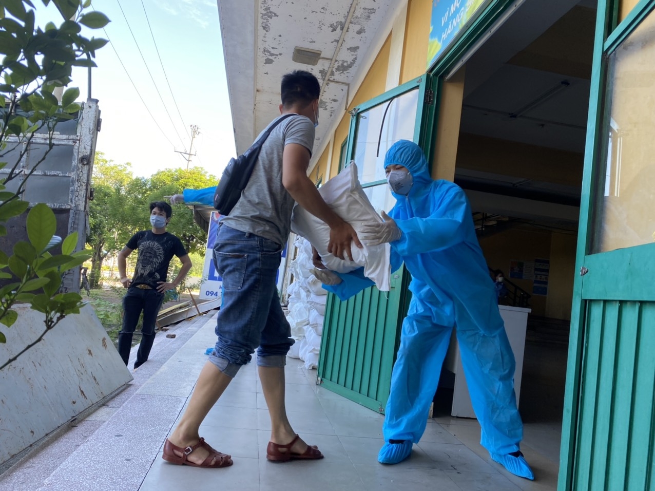 “Ô tô siêu thị 0 đồng” hỗ trợ công nhân khu công nghiệp