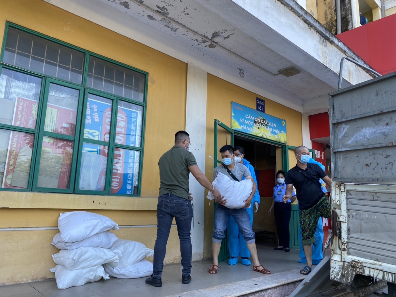 “Ô tô siêu thị 0 đồng” hỗ trợ công nhân khu công nghiệp