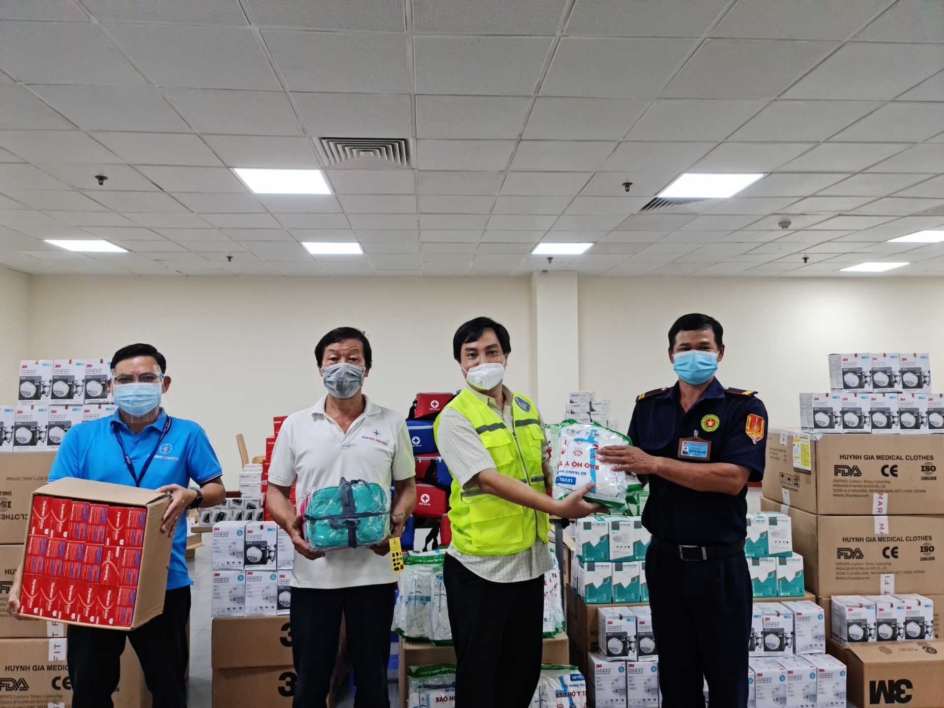 Hỗ trợ thuốc và vật tư y tế cho các đơn vị ngành Điện phía Nam