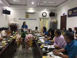 het minh vi nguoi benh blouse trang can duoc xa hoi chung tay bao ve