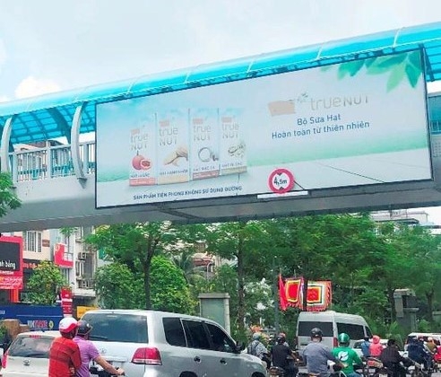 Treo biển quảng cáo trên cầu vượt có an toàn cho người đi đường? treo bien quang cao tren cau vuot co an toan cho nguoi di duong