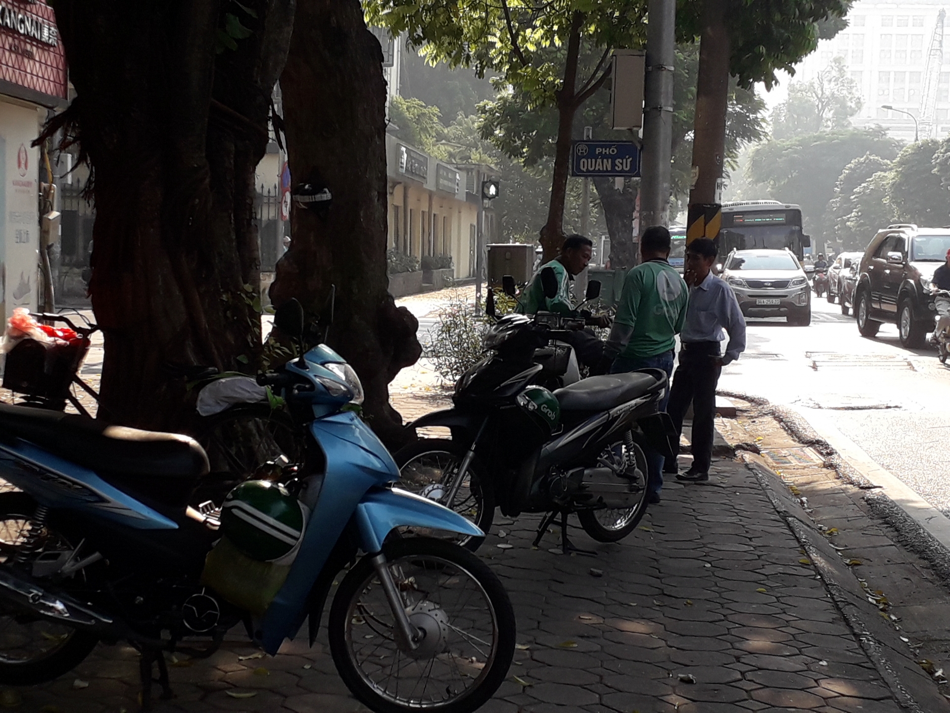 Tài xế Grab cao niên chỉ cách “thủ thế, phòng thân” khi gặp cướp tai xe grab cao nien chi cach thu the phong than khi gap cuop