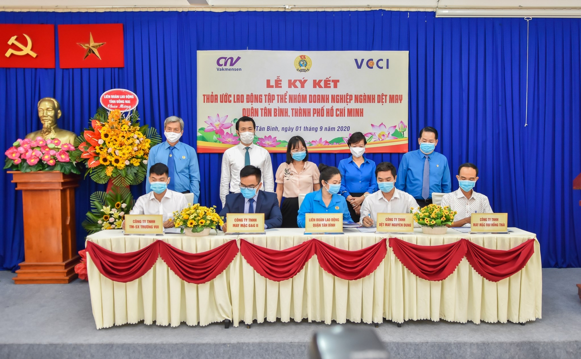 Đại diện lãnh đạo Bộ Lao động - Thương binh và Xã hội, Tổng Liên đoàn Lao động Việt Nam chứng kiến lễ ký kết. Ảnh: LĐLĐ 2921 118397028 3191728180938806 2026904657223250271 o