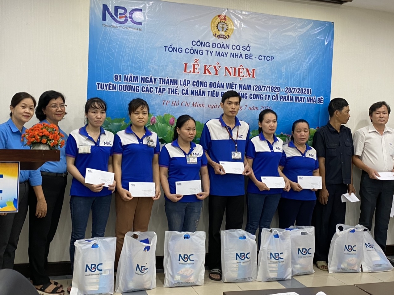 Người lao động ngành dệt may còn gặp nhiều khó khăn 3935 z1992887323017 211d6298811cb42cdb431744d31e4f5a