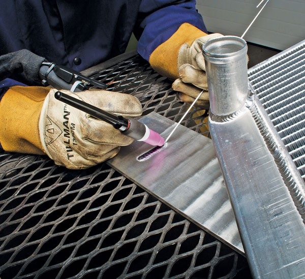 Khí oxy thường được dùng để hàn cắt kim loại. Ảnh minh họa 4955 han thep 31